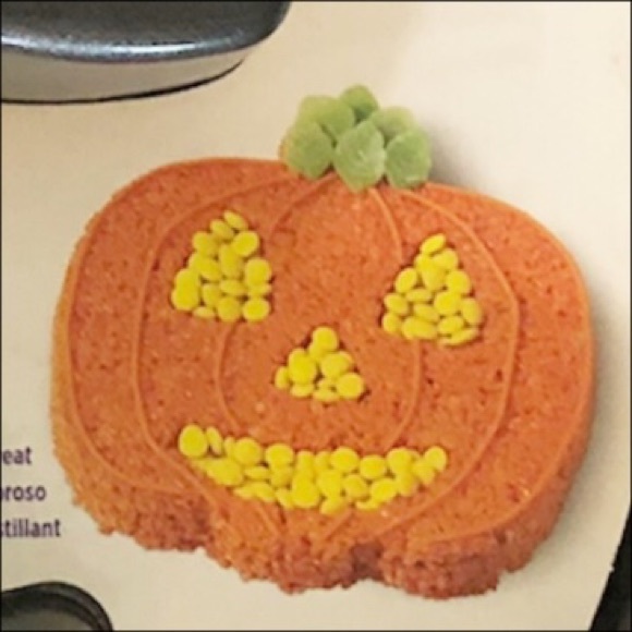 Wilton Jack-O-Lantern Halloween Non-Stick Bakeware - Picture 4 of 6